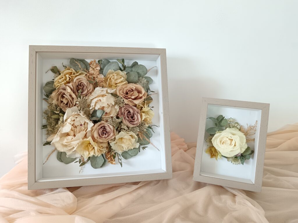 Cadres floraux artisanaux avec fleurs de mariage séchées – création Invitation Florale. Bouquet préservé sous cadre en roses et pivoines, souvenir de mariage éternel réalisé en Normandie.